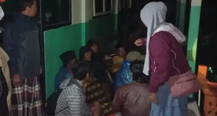 Foto : Ratusan Warga di Lumajang Dievakuasi Hindari Bahaya Material Vulkanik Gunung Semeru
