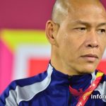 Para pemain Timnas Indonesia U-17 berpose bersama dengan riang dan mengibarkan bendera Merah Putih di lapangan Aspire Zone, Qatar, usai meraih kemenangan bersejarah 2-1 atas Honduras dalam laga Piala Dunia U-17 2025