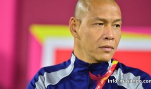 Para pemain Timnas Indonesia U-17 berpose bersama dengan riang dan mengibarkan bendera Merah Putih di lapangan Aspire Zone, Qatar, usai meraih kemenangan bersejarah 2-1 atas Honduras dalam laga Piala Dunia U-17 2025