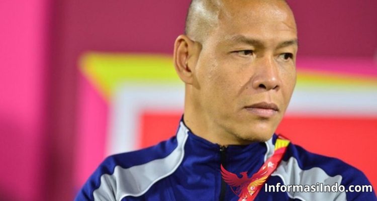 Para pemain Timnas Indonesia U-17 berpose bersama dengan riang dan mengibarkan bendera Merah Putih di lapangan Aspire Zone, Qatar, usai meraih kemenangan bersejarah 2-1 atas Honduras dalam laga Piala Dunia U-17 2025