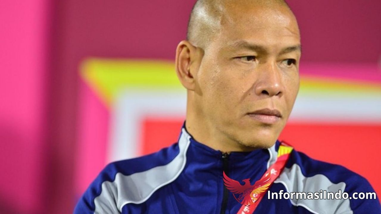 Para pemain Timnas Indonesia U-17 berpose bersama dengan riang dan mengibarkan bendera Merah Putih di lapangan Aspire Zone, Qatar, usai meraih kemenangan bersejarah 2-1 atas Honduras dalam laga Piala Dunia U-17 2025