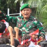 Foto : Seorang perwira TNI (Kapten Kav Sumaji) memberikan amanat di depan siswa-siswi MI Ma'arif NU Sunan Drajad