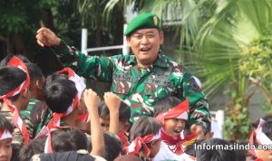 Foto : Seorang perwira TNI (Kapten Kav Sumaji) memberikan amanat di depan siswa-siswi MI Ma'arif NU Sunan Drajad