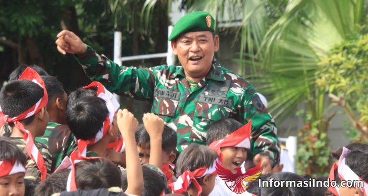 Foto : Seorang perwira TNI (Kapten Kav Sumaji) memberikan amanat di depan siswa-siswi MI Ma'arif NU Sunan Drajad