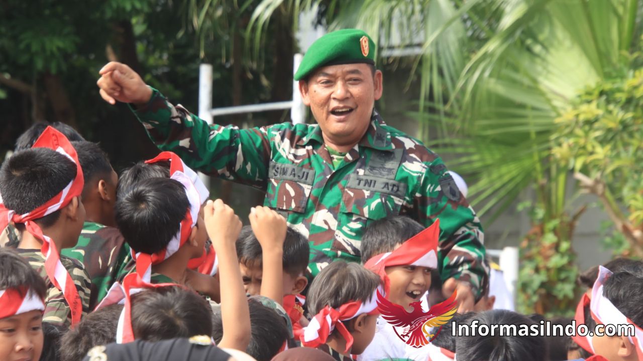Foto : Seorang perwira TNI (Kapten Kav Sumaji) memberikan amanat di depan siswa-siswi MI Ma'arif NU Sunan Drajad