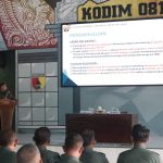 Foto : Proses penyampaian materi pembinaan teritorial kepada para Danramil dan Babinsa