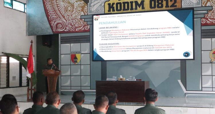 Foto : Proses penyampaian materi pembinaan teritorial kepada para Danramil dan Babinsa
