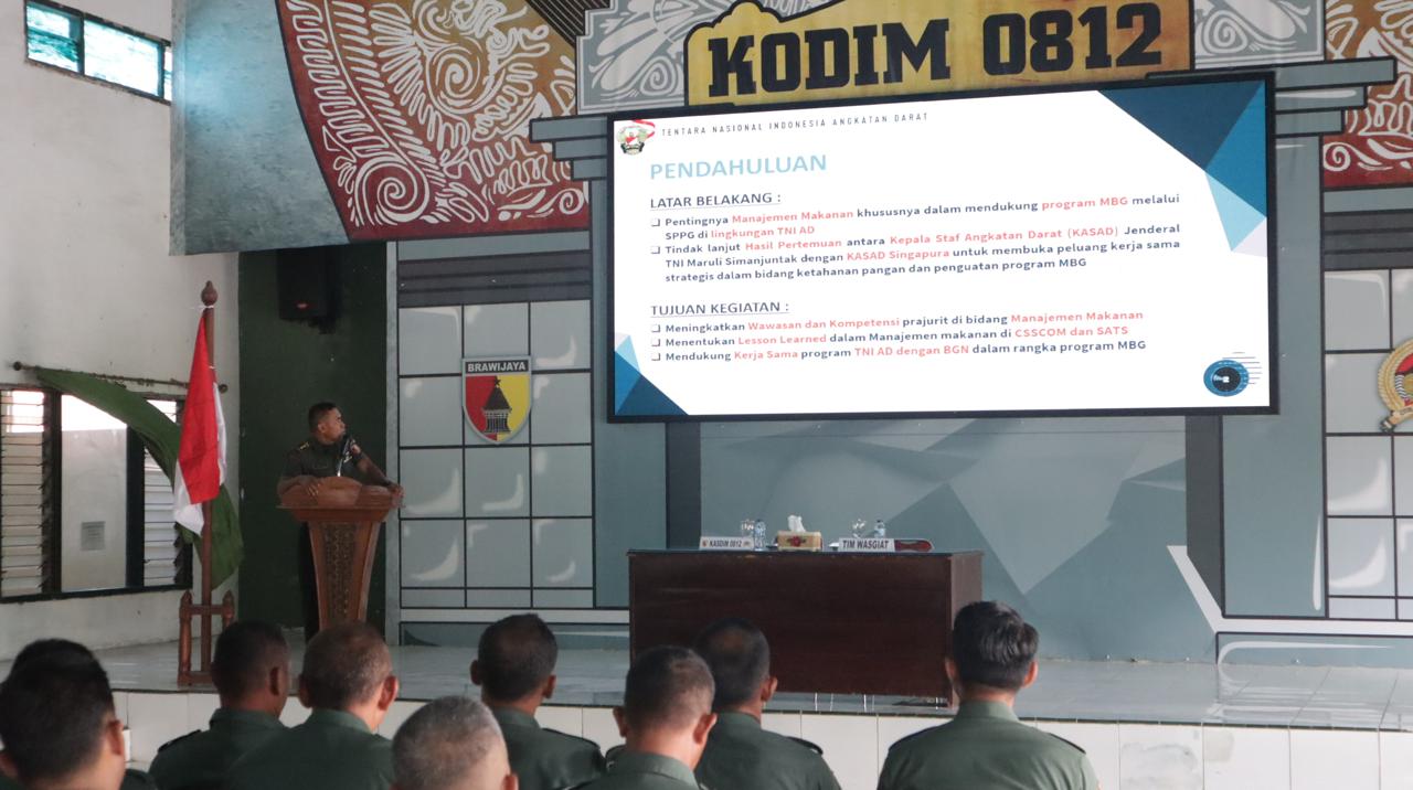 Foto : Proses penyampaian materi pembinaan teritorial kepada para Danramil dan Babinsa