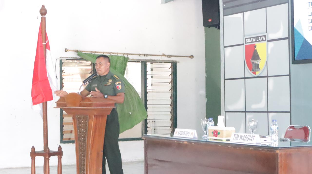 Foto : Letkol Inf Sampak memimpin rapat dengan jajaran Kodim 0812 Lamongan di Aula Kadet Soewoko