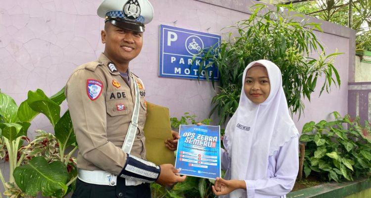 Foto : IPDA Muji Agung Kurniawan sebagai inspektur upacara di MA Saint Roudlotul Qur'an