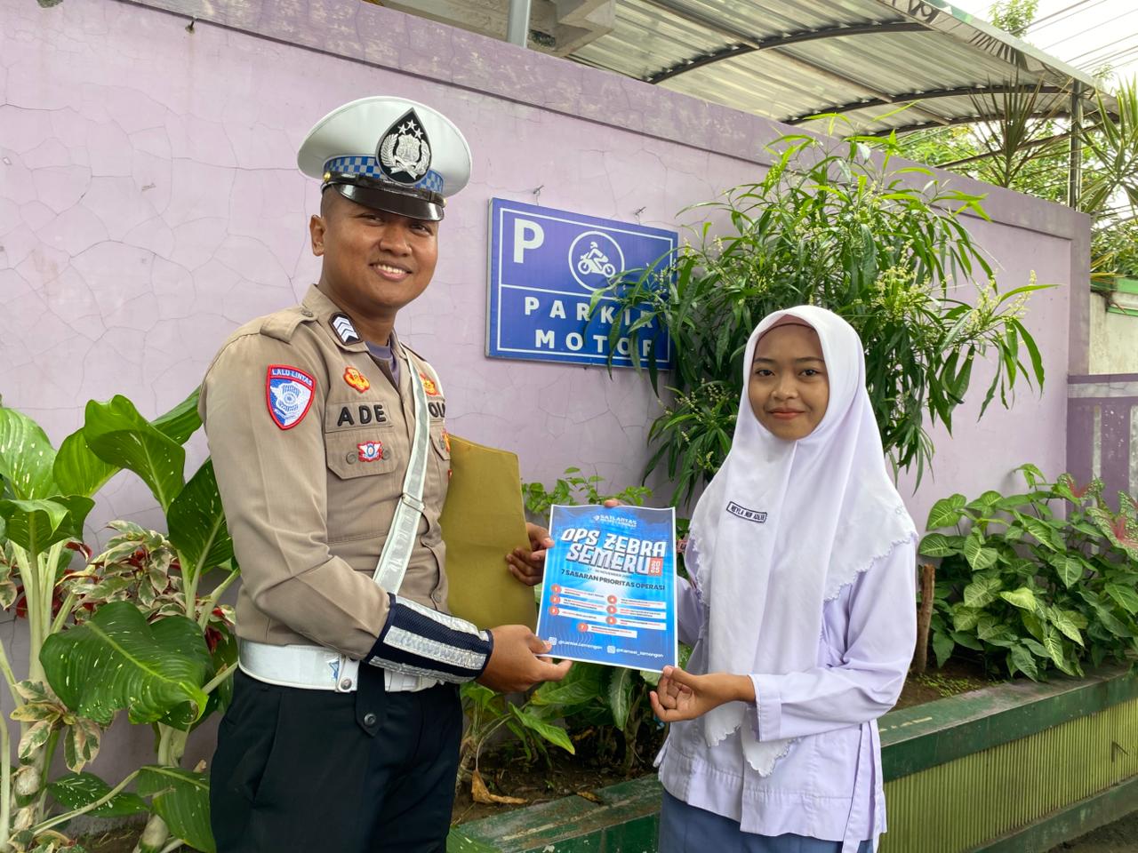 Foto : IPDA Muji Agung Kurniawan sebagai inspektur upacara di MA Saint Roudlotul Qur'an