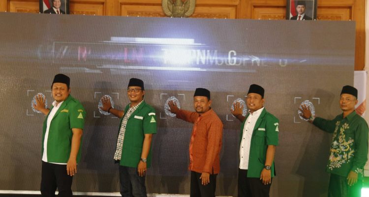 Foto : Proses pelantikan pengurus PAC Muslimat NU dan GP Ansor Sambeng di Pendopo Kecamatan