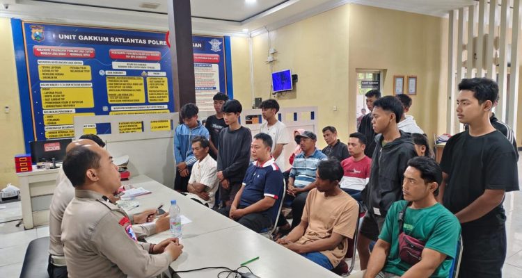 Sembilan remaja pelaku balap liar yang diamankan Satlantas Polres Lamongan