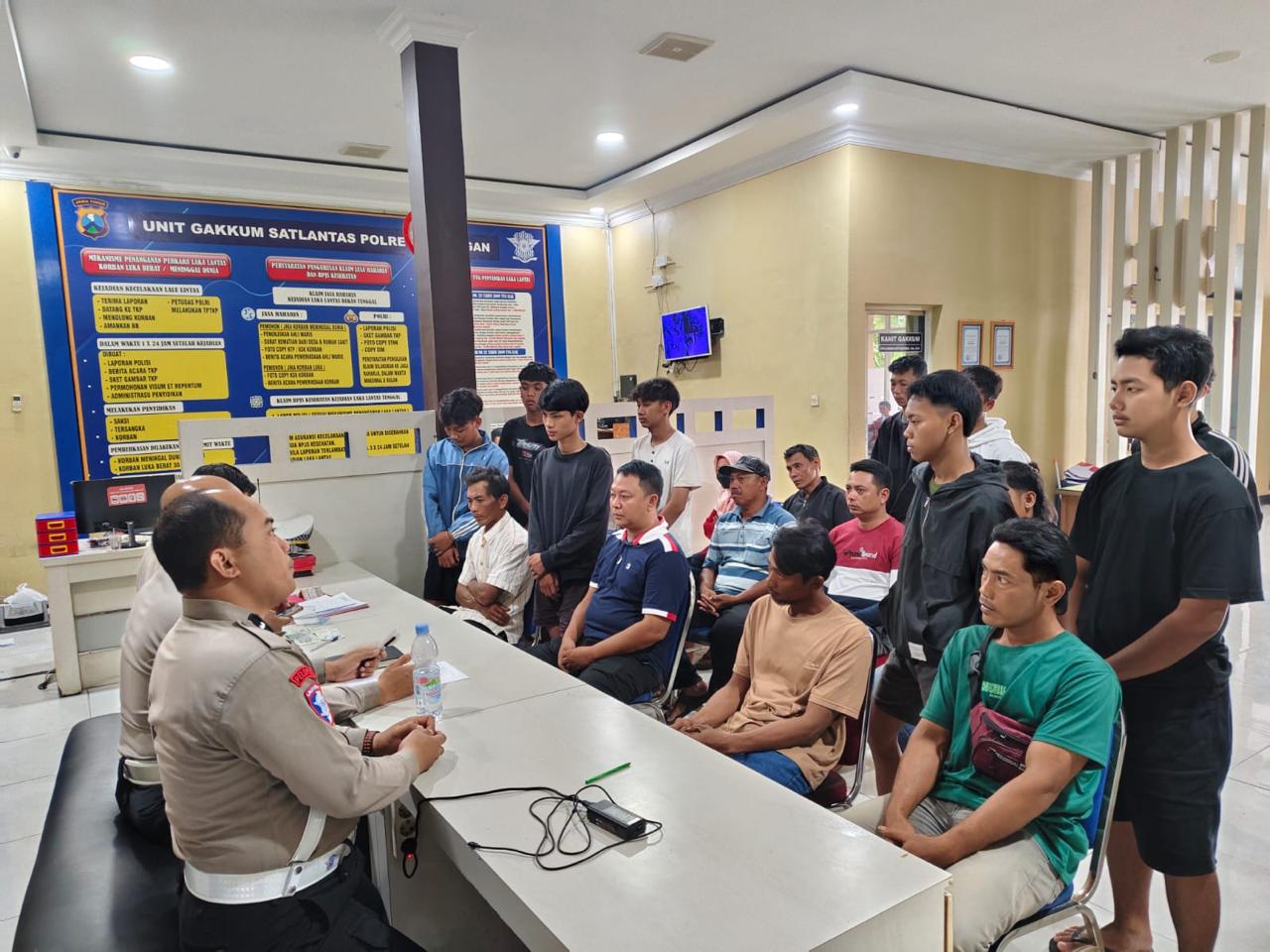 Sembilan remaja pelaku balap liar yang diamankan Satlantas Polres Lamongan