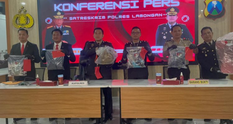 Foto : Kapolres Lamongan AKBP Arif Fazlurrahman memimpin konferensi pers pengungkapan kasus di Ruang Ratupama, didampingi Wakapolres dan Kasatreskrim.