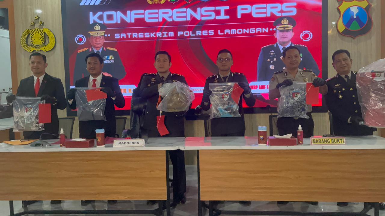 Foto : Kapolres Lamongan AKBP Arif Fazlurrahman memimpin konferensi pers pengungkapan kasus di Ruang Ratupama, didampingi Wakapolres dan Kasatreskrim.