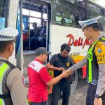 Foto : Kasat Lantas Polres Lamongan, AKP I Made Jata Wiranegara, memantau pemeriksaan dan memberikan pembinaan kepada awak bus.