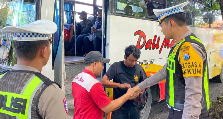 Foto : Kasat Lantas Polres Lamongan, AKP I Made Jata Wiranegara, memantau pemeriksaan dan memberikan pembinaan kepada awak bus.