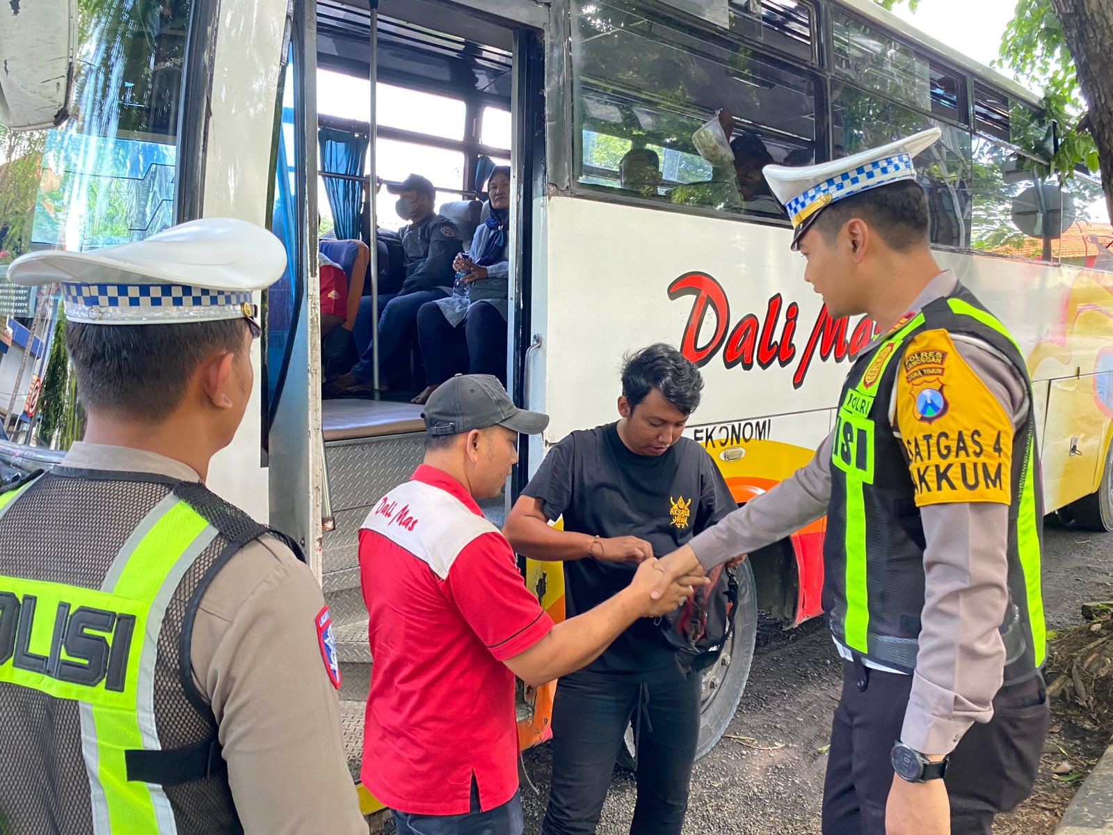 Foto : Kasat Lantas Polres Lamongan, AKP I Made Jata Wiranegara, memantau pemeriksaan dan memberikan pembinaan kepada awak bus.